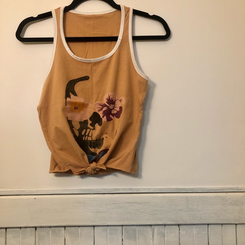 Cropped tank with knot front and skull decal